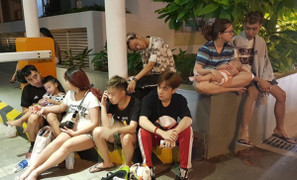 Vợ chồng Only C hoảng loạn bế con chạy khỏi chung cư Parc Spring bị cháy