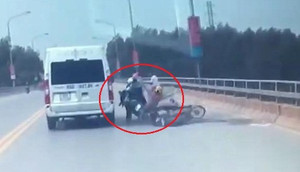 Clip: Thanh niên rẽ ngang khiến 2 người đi xe máy ngã văng vào bánh ô tô