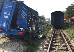 Video: Vượt đường sắt không rào chắn, xe tải bị tàu hỏa đâm nát ở Hà Nội