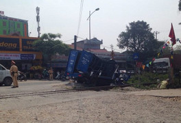 Lái xe tải qua đường ngang không rào chắn, tài xế bị tàu hỏa tông trọng thương