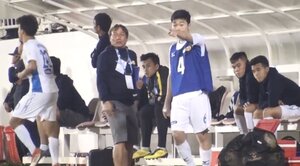 Video: Xuân Trường đứng ngoài sân 'chỉ đạo' đồng đội như Ronaldo