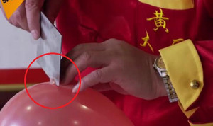 Clip: Đầu bếp Trung Quốc khoe tuyệt kỹ bịt mắt thái thịt trên quả bóng