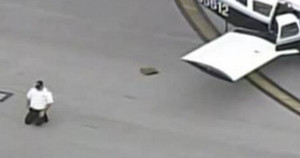 Clip: Sống sót sau cú hạ cánh kịch tính, phi công quỳ gối hôn mặt đất