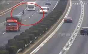Video: Người phụ nữ lao ra giữa đường cao tốc xin đi nhờ xe