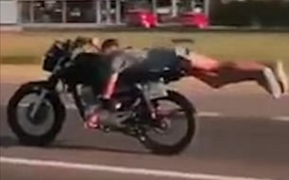 Video: Người đàn ông nằm dài trên xe khi đang phóng ở tốc độ 128 km/h