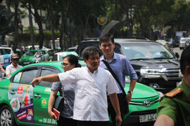 Ông Đoàn Ngọc Hải chạy bộ truy đuổi xe tải đi ngược chiều ở Sài Gòn