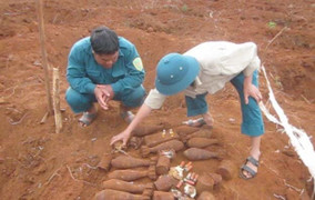 Phát hiện hầm chứa 34 quả đạn cối gần trường học