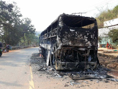 Xe khách chở 38 người cháy trơ khung trên đường Hồ Chí Minh