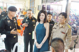 Video, ảnh: Dàn bóng hồng chuyển giới gây chú ý khi đi khám nghĩa vụ quân sự