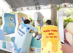 Mô hình Domino khổng lồ với thông điệp bảo vệ sức khỏe