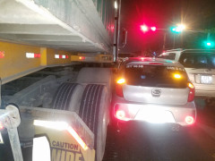 Nhường đường cho xe cứu thương, ô tô bị container tông liên hoàn