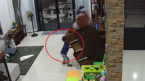 Clip: Tủ gỗ đổ sập, bé trai thoát nạn trong gang tấc