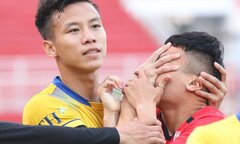 Quế Ngọc Hải 'bóp mặt' Phi Sơn trước đại chiến TP.HCM vs SLNA