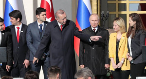 Video: Tổng thống Thổ Nhĩ Kỳ 'giành' người đẹp với ông Putin