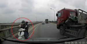 Clip: Nữ 'ninja' chở người già, trẻ nhỏ đi ngược chiều trên cầu rầm rập ô tô