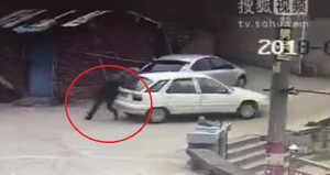 Clip: Cố chặn ô tô trôi tự do, người đàn ông ngã xuống vườn rau chết thảm