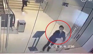 Clip: Chàng trai lao đầu húc vỡ toang cửa kính trung tâm thương mại