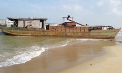 Bán đấu giá tàu sắt vô chủ trôi dạt vào bờ biển Quảng Nam