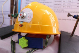 Hai nữ sinh sáng chế mũ thông minh giúp cảnh báo khoảng cách an toàn điện