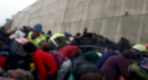 Xe tải chở 9 tấn táo lật trên cao tốc, dân xách xô, túi ra hôi của