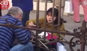 Nhóm du khách Trung Quốc nấu mỳ, rửa bát trong di tích lịch sử ở Italia