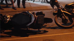 Vừa lái xe vừa bấm điện thoại, cô gái trẻ bị tông nguy kịch