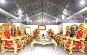 Video: Cận cảnh bộ bàn ghế dát vàng Ý, giá 2 tỷ đồng ở Hà Nội