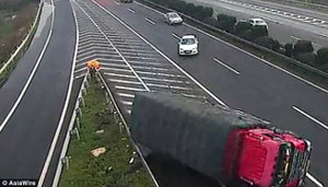 Video: Xe con liều lĩnh cắt ngang làn cao tốc làm xe tải lật nhào