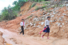 3 tháng sau thiên tai, hàng tấn đá vẫn lơ lửng uy hiếp người dân
