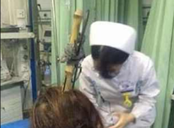 Bị kéo cắm vào đầu, người phụ nữ thản nhiên đi xe buýt đến bệnh viện