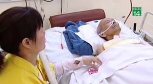 Rơi nước mắt cảnh nhận lại bố sau 37 năm thất lạc khi bố hôn mê sâu tại bệnh viện