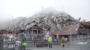 Video: Mê mẩn trước vẻ đẹp của Fansipan trong tuyết tháng tư