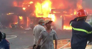 Clip: Cháy lớn thiêu rụi nhiều căn nhà giữa trưa nắng ở Tiền Giang