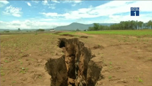 Video: Cận cảnh vết nứt khổng lồ đang tách đôi châu Phi