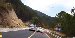 Ôtô vượt ẩu lấn làn gây nguy hiểm trên đèo Sông Pha, Đà Lạt