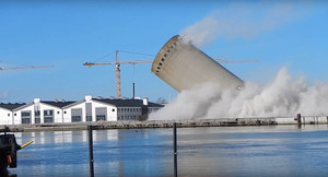 Video: Nổ mìn lỗi, tháp bê tông đè bẹp thư viện