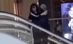 Phạm Băng Băng nũng nịu, đi thang cuốn thôi cũng phải ôm chặt cổ Lý Thần