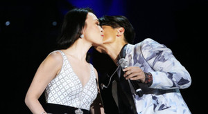 Hà Anh Tuấn hôn má Mỹ Tâm đến 4 lần trên sân khấu