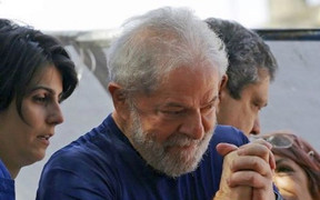 Cựu Tổng thống Brazil Lula da Silva tới nhà tù thụ án