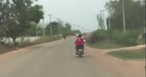 Video: Chồng vừa đi xe máy vừa đánh vợ thùm thụp