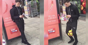 Chàng trai đá bóng như làm xiếc trên phố