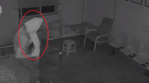 Clip: Trộm quấn giấy vệ sinh kín đầu để 'trốn' camera an ninh