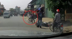 Clip: Tránh phụ nữ đi ngược chiều, người đi xe máy va vào xe tải suýt chết