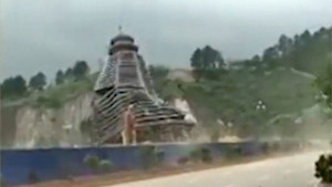 Gió thổi mạnh, cây không đổ nhưng sập tòa tháp 23 tầng ở Trung Quốc