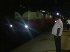 Video: Mất đầu máy, tàu hỏa chạy ngược 12 km khiến hành khách hoảng loạn