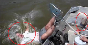 Clip: Cá nhảy lên thuyền giãy đành đạch, cần thủ ngã lộn cổ xuống sông