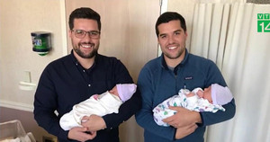 Hai anh em sinh đôi lên chức bố trong cùng một ngày