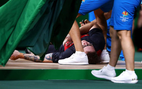 Video: Vừa nâng tạ, VĐV ngất xỉu ngay trên sàn đấu