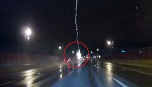 Clip: Sét đánh xe tải tóe lửa trên cao tốc trong đêm