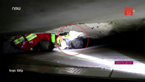 Nghẹt thở giải cứu bé trai kẹt giữa khe tường hẹp 20 cm